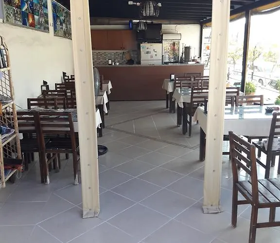 ホステル Pinara & フェティエ